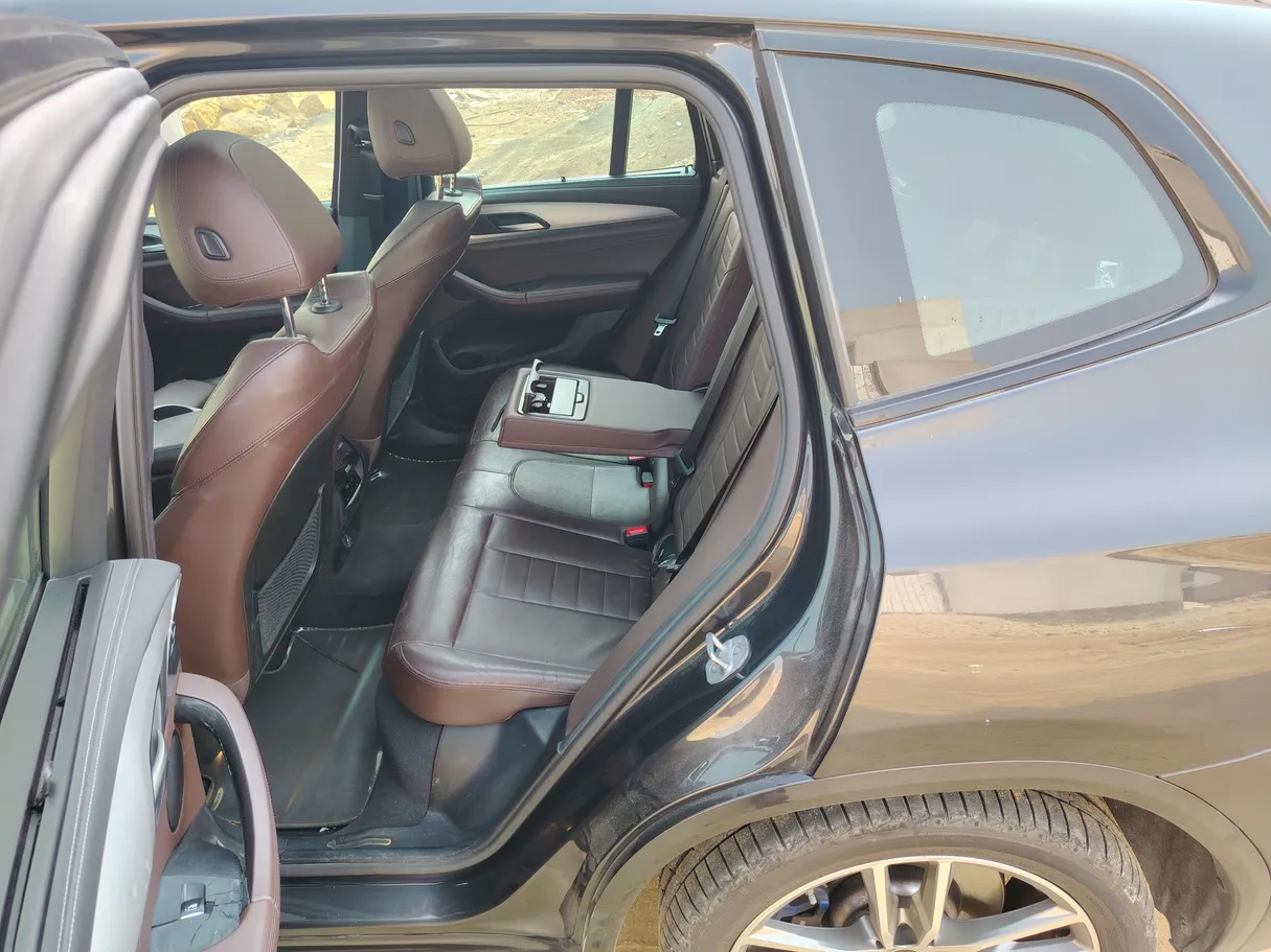 Car image 15