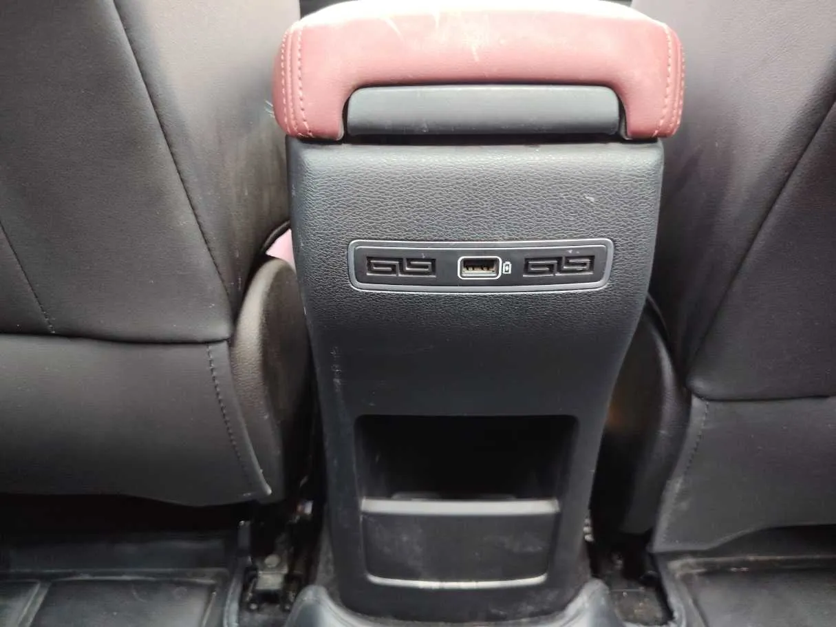 Car image 28