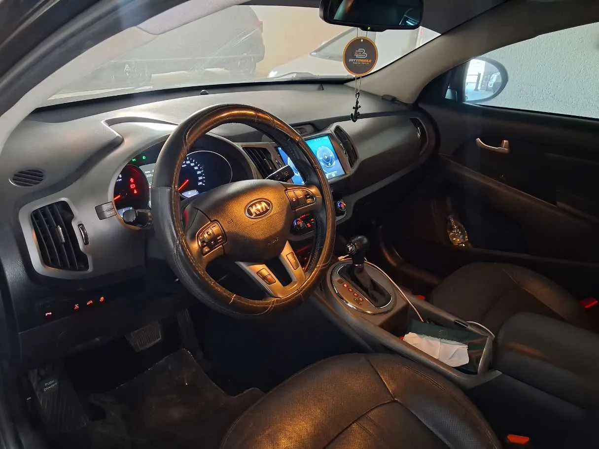 Car image 7