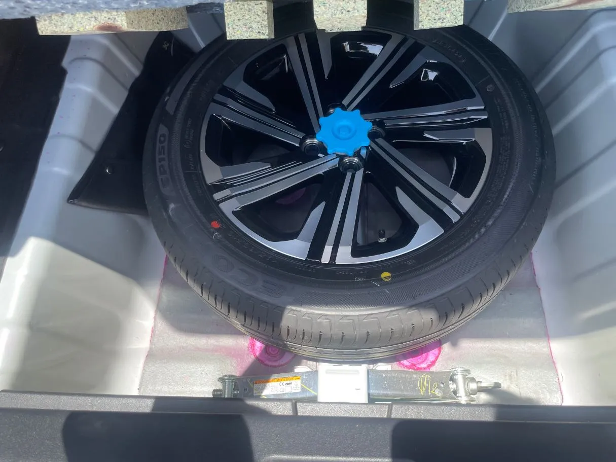 Car image 24