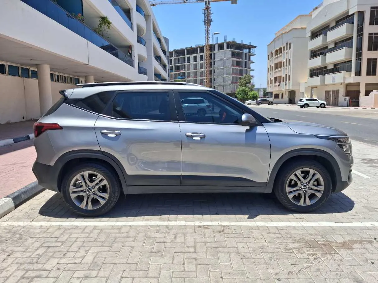 Car image 4