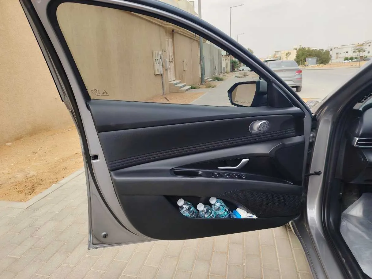Car image 11