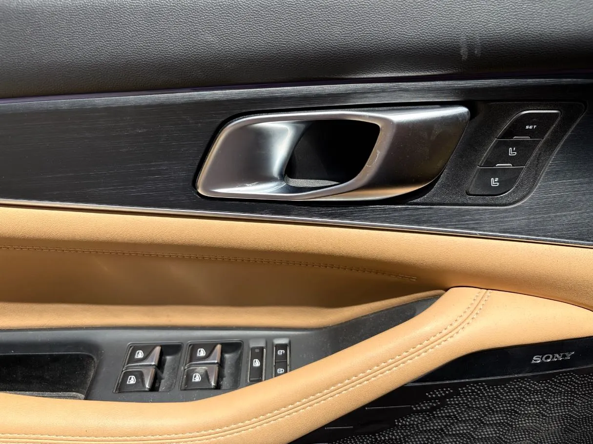 Car image 26