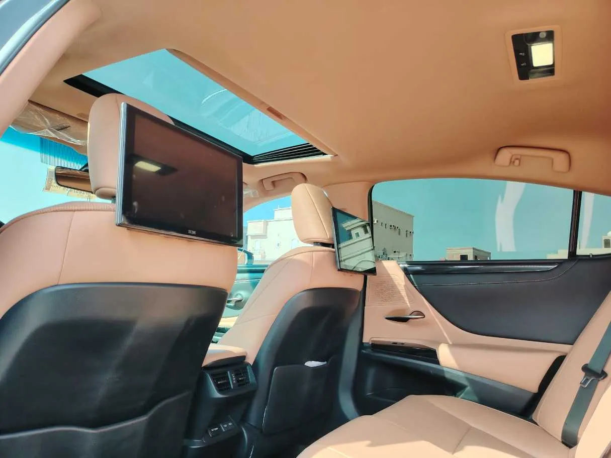 Car image 17