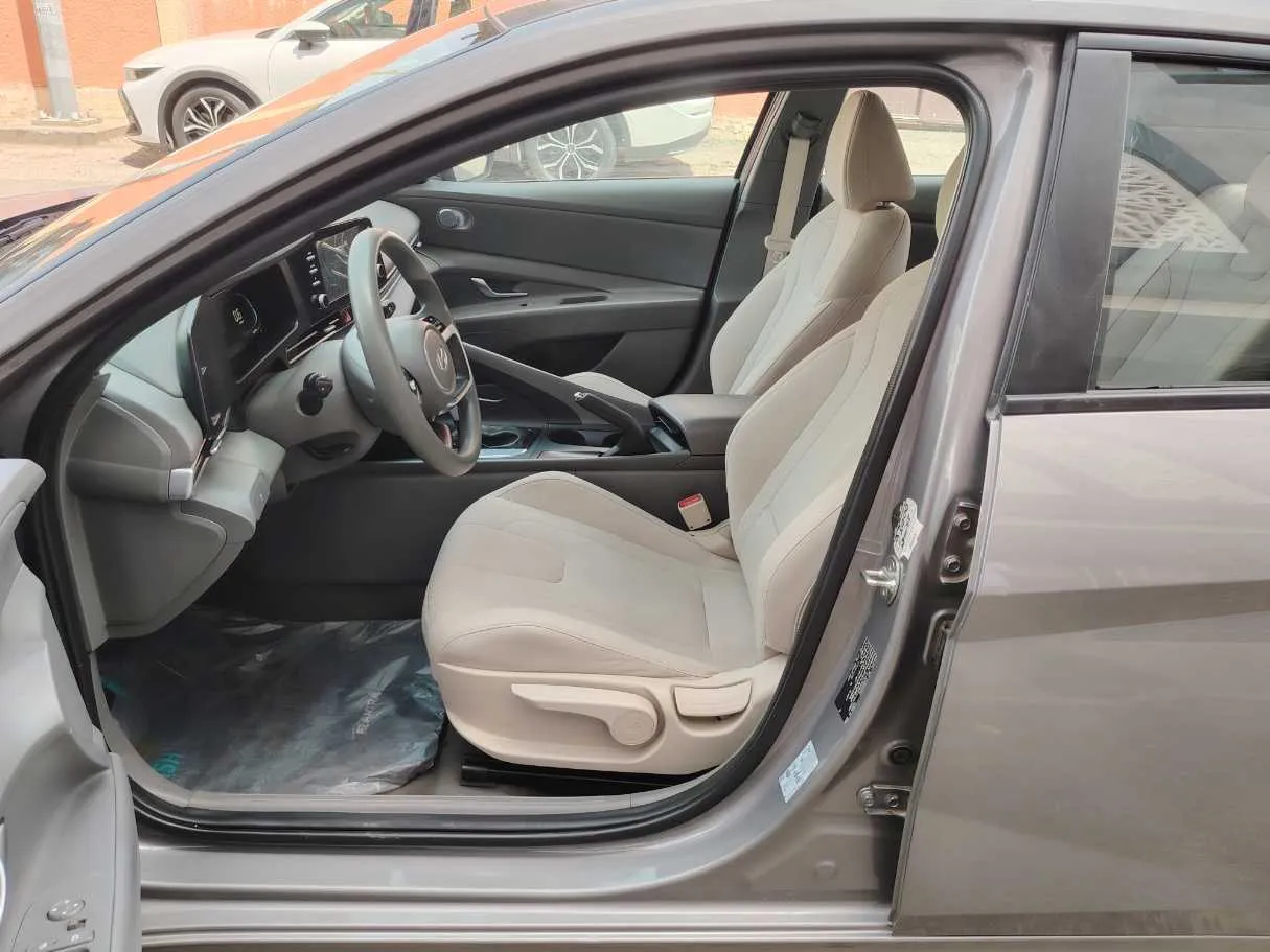 Car image 12
