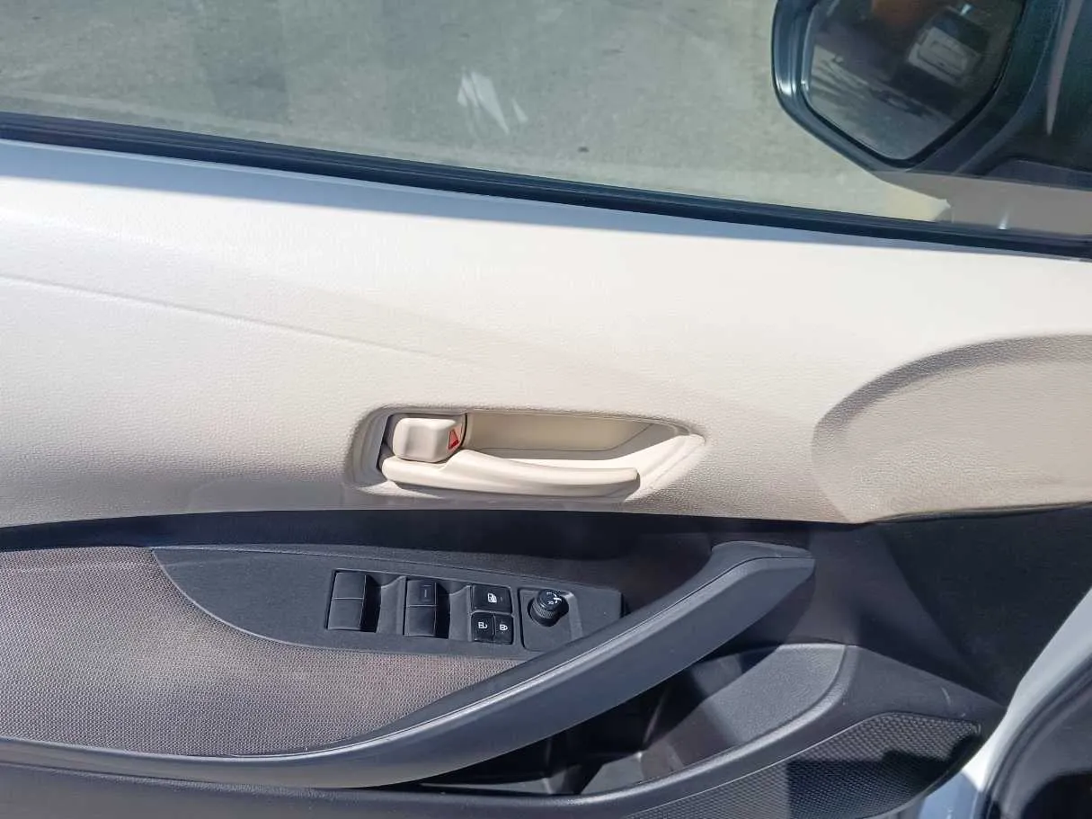 Car image 25