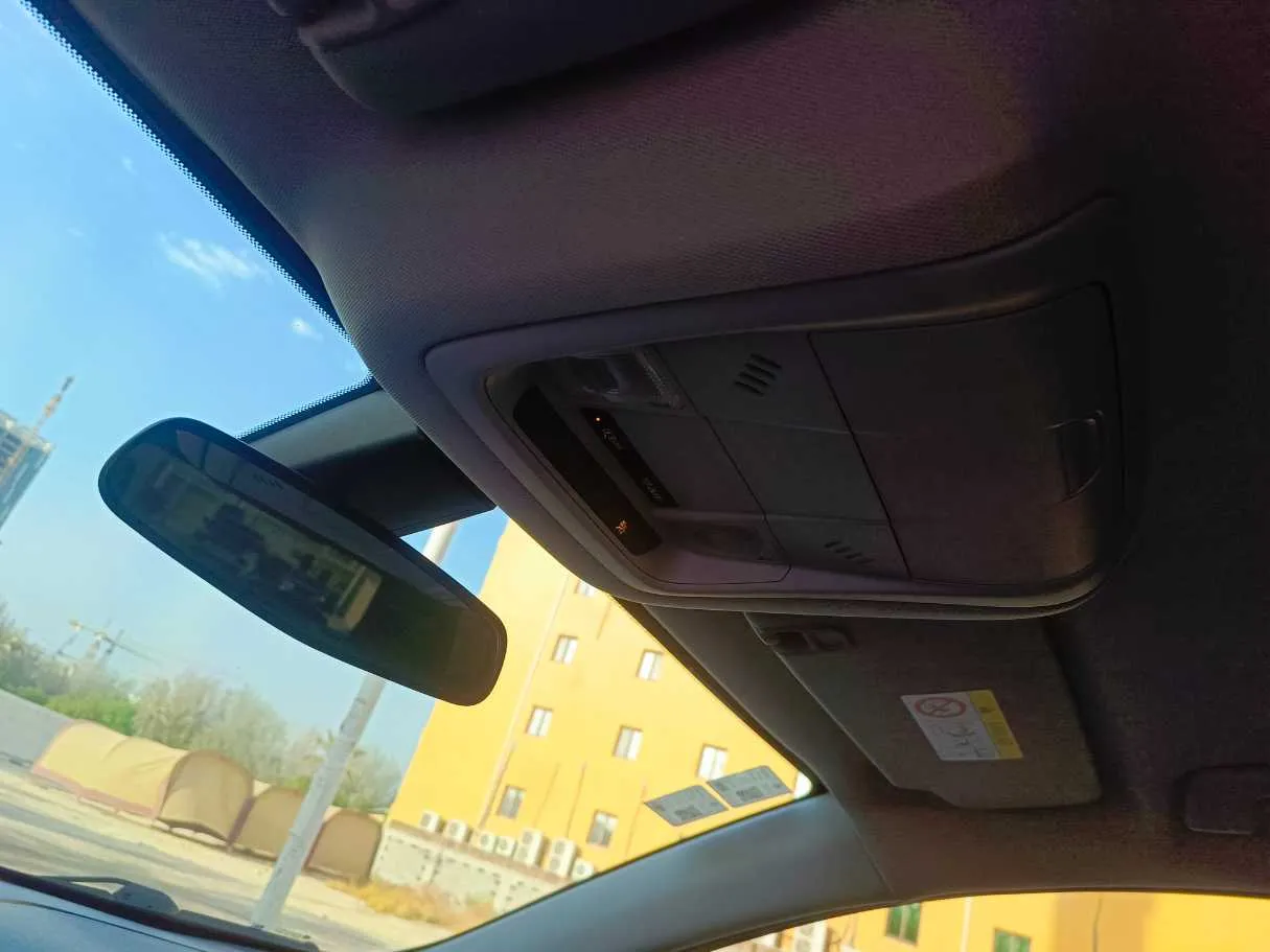 Car image 30