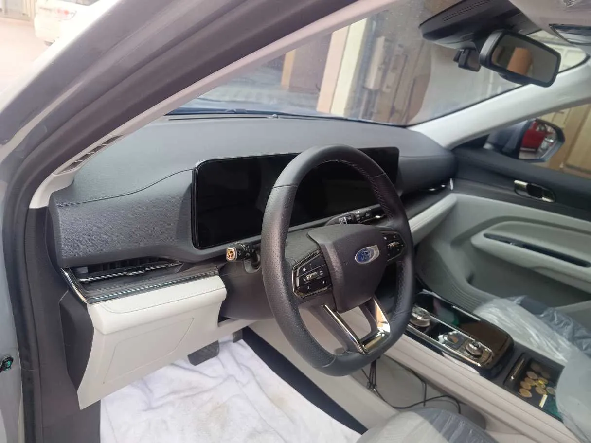 Car image 14