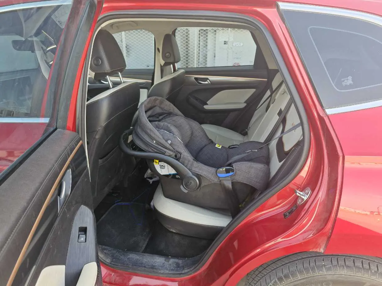 Car image 14