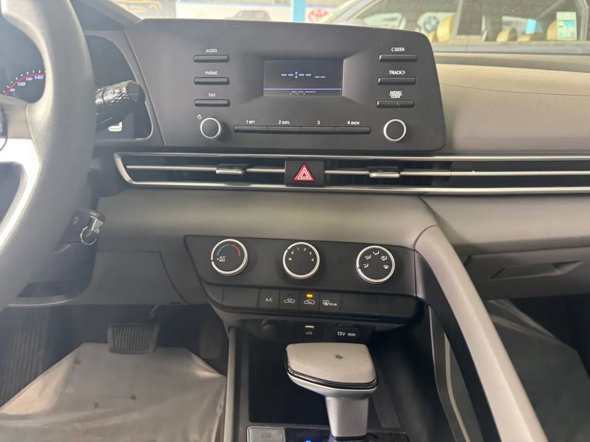 Car image 12