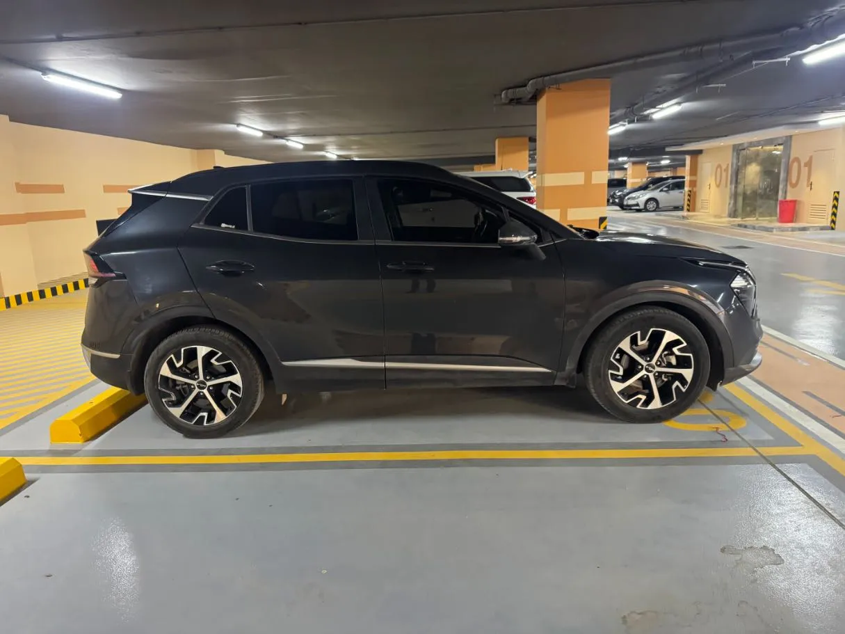 Car image 4