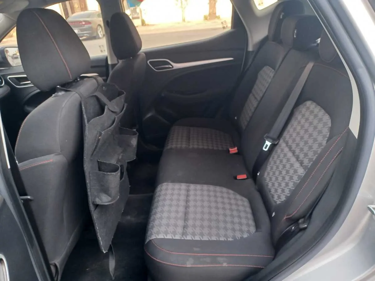Car image 14
