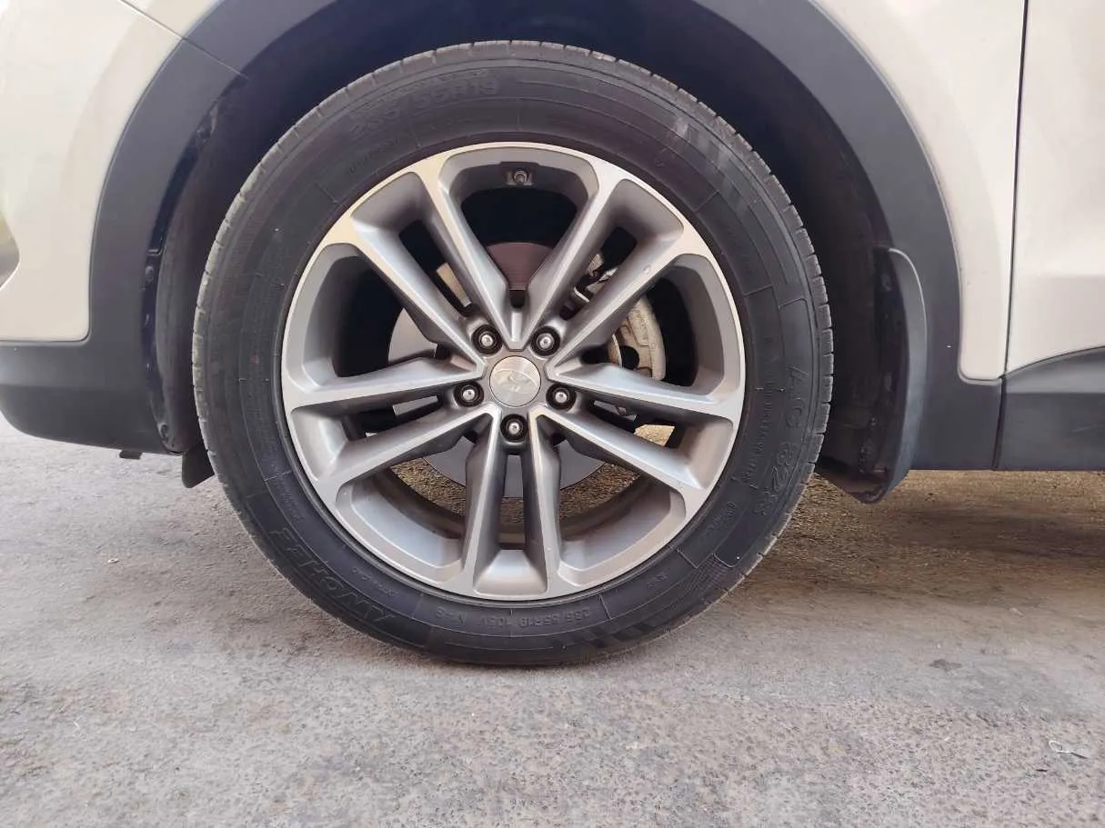 Car image 10