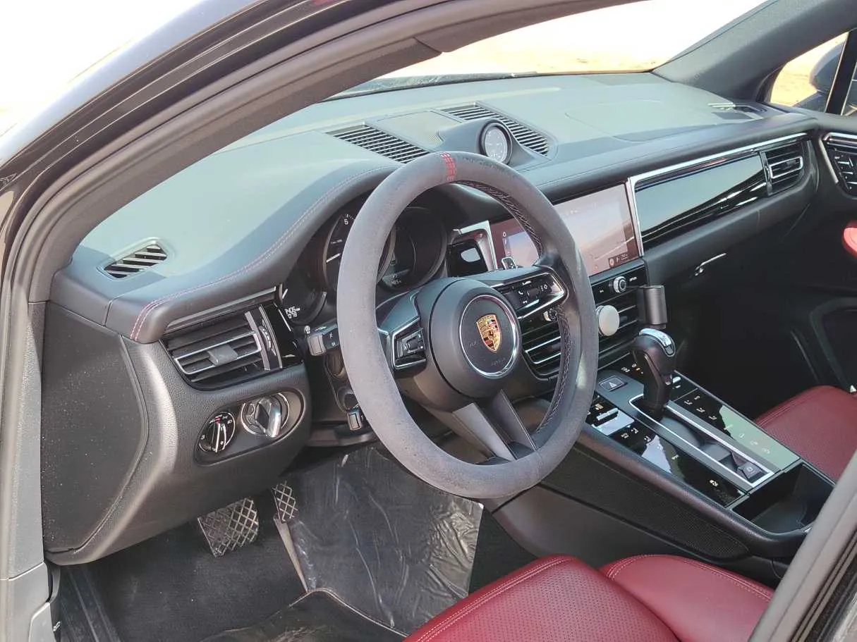 Car image 13