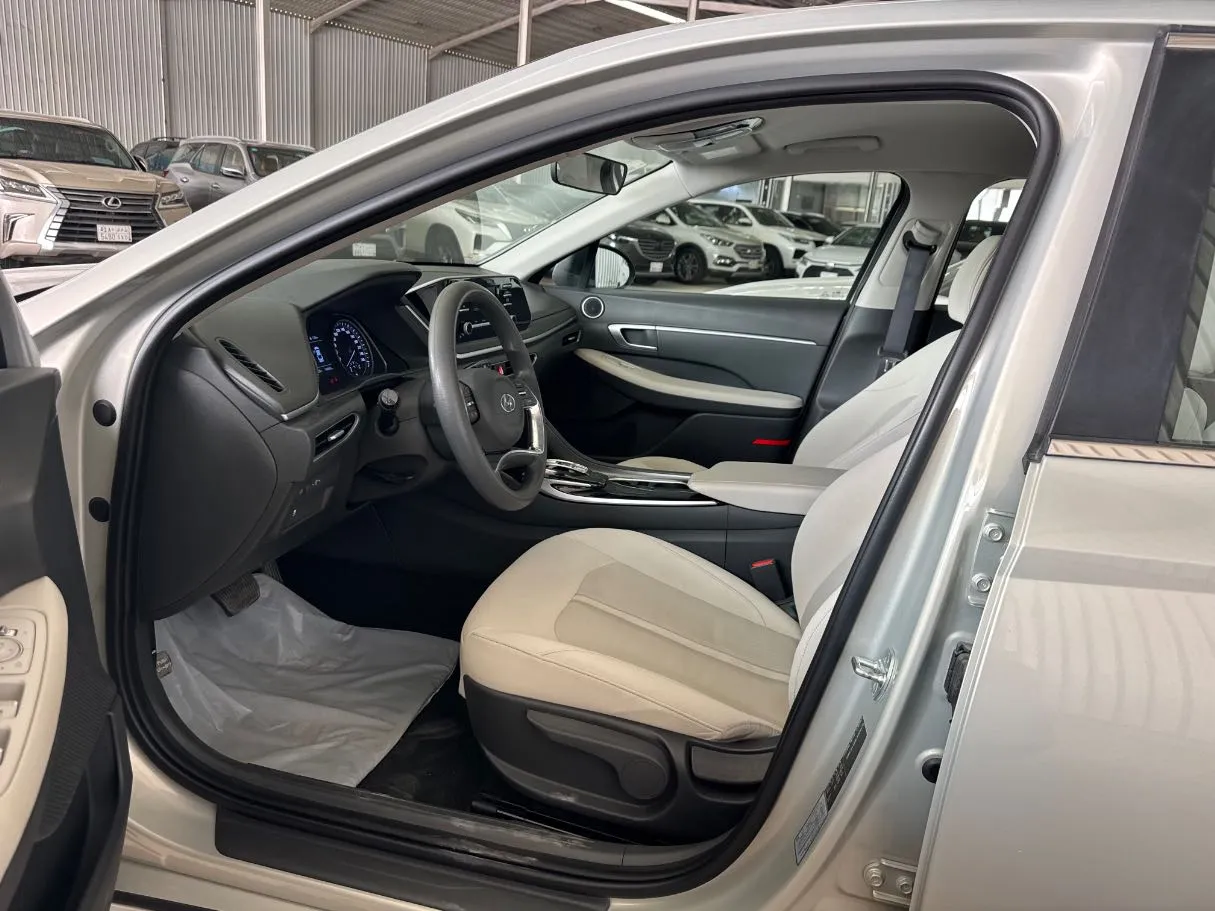 Car image 10