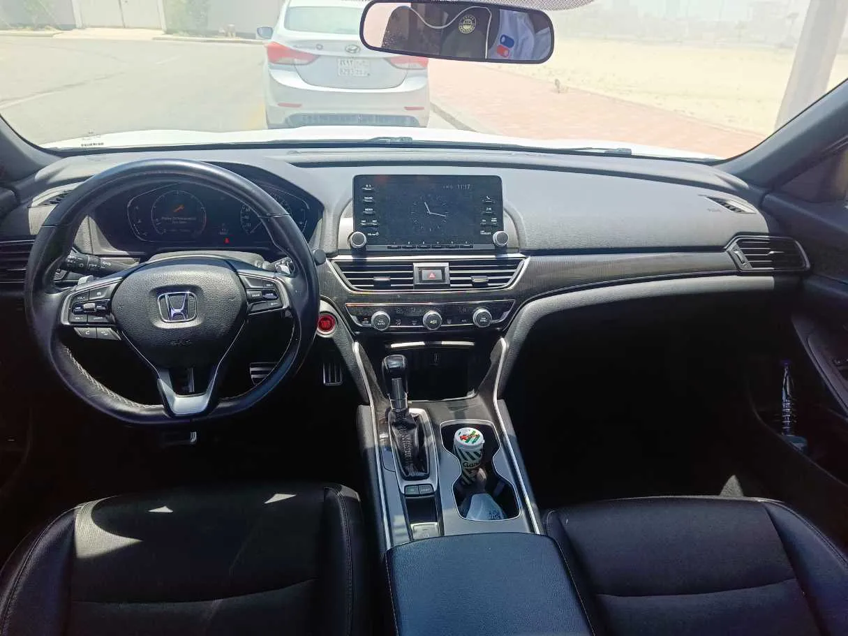 Car image 18