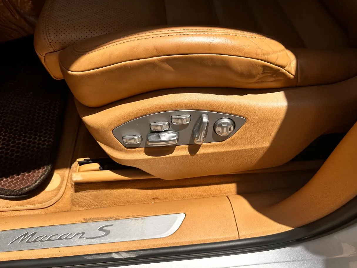 Car image 26