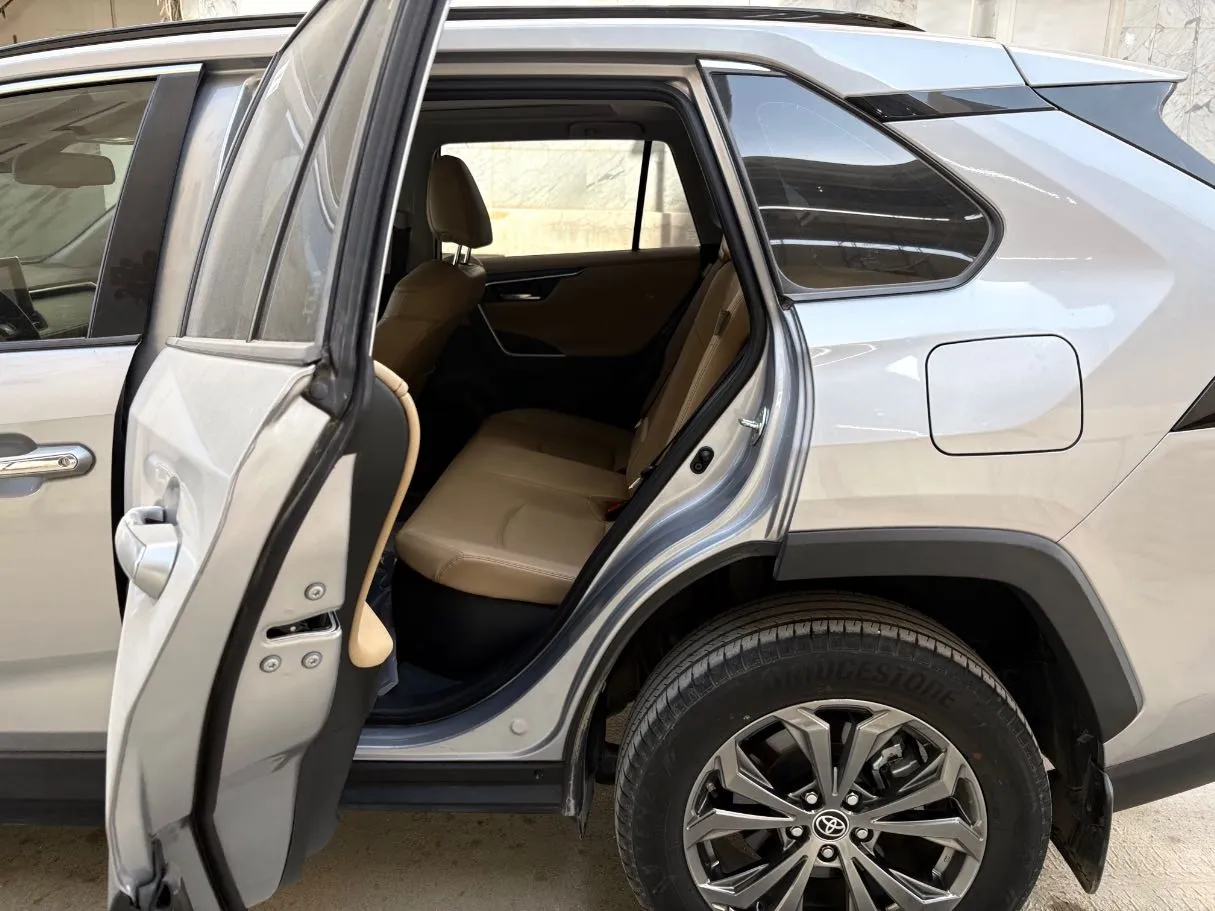 Car image 15