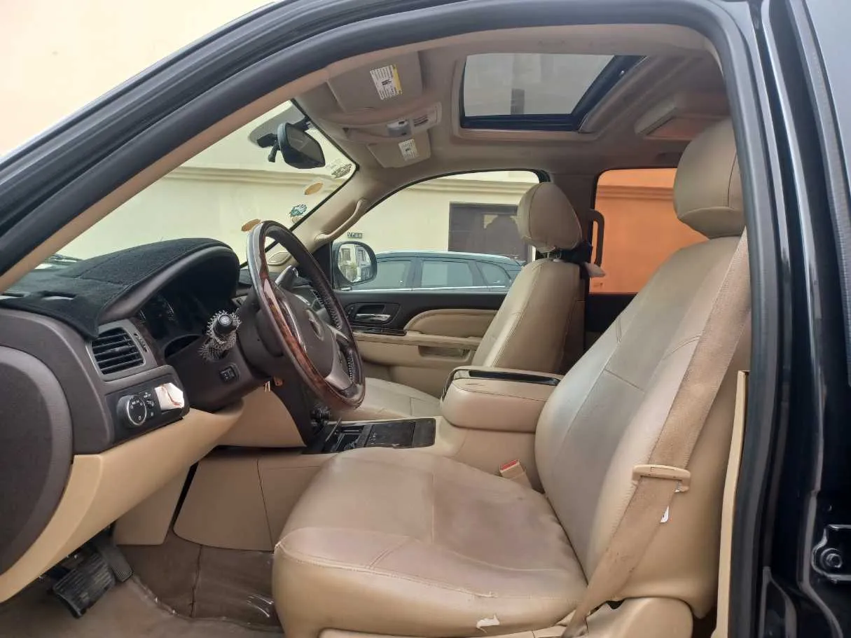 Car image 11