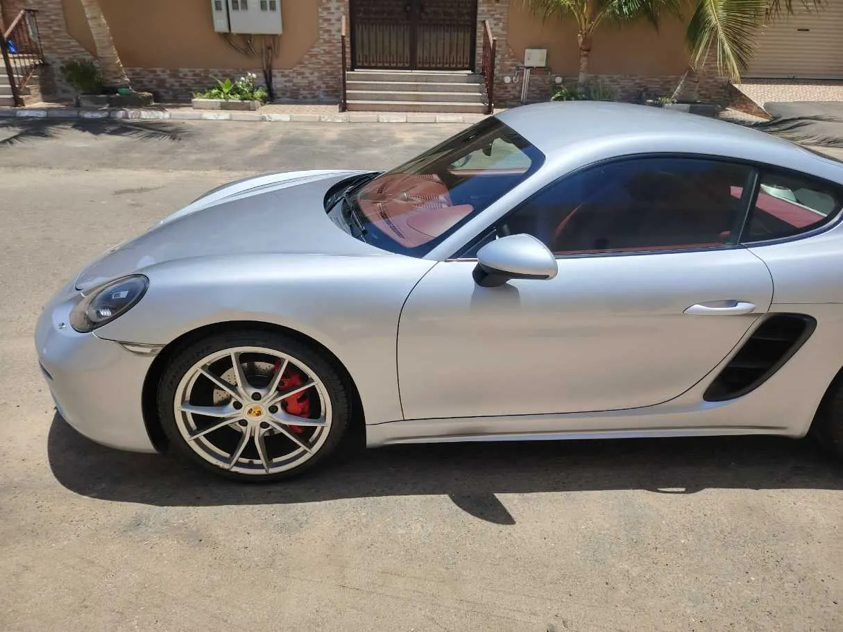 Car image 9