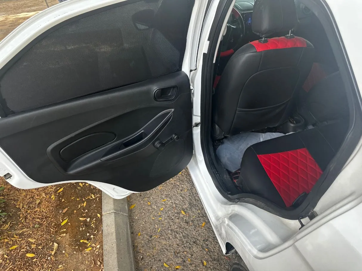 Car image 12