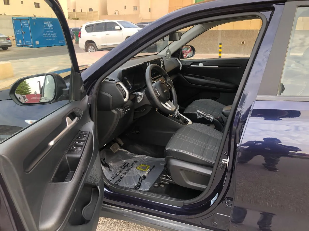 Car image 11