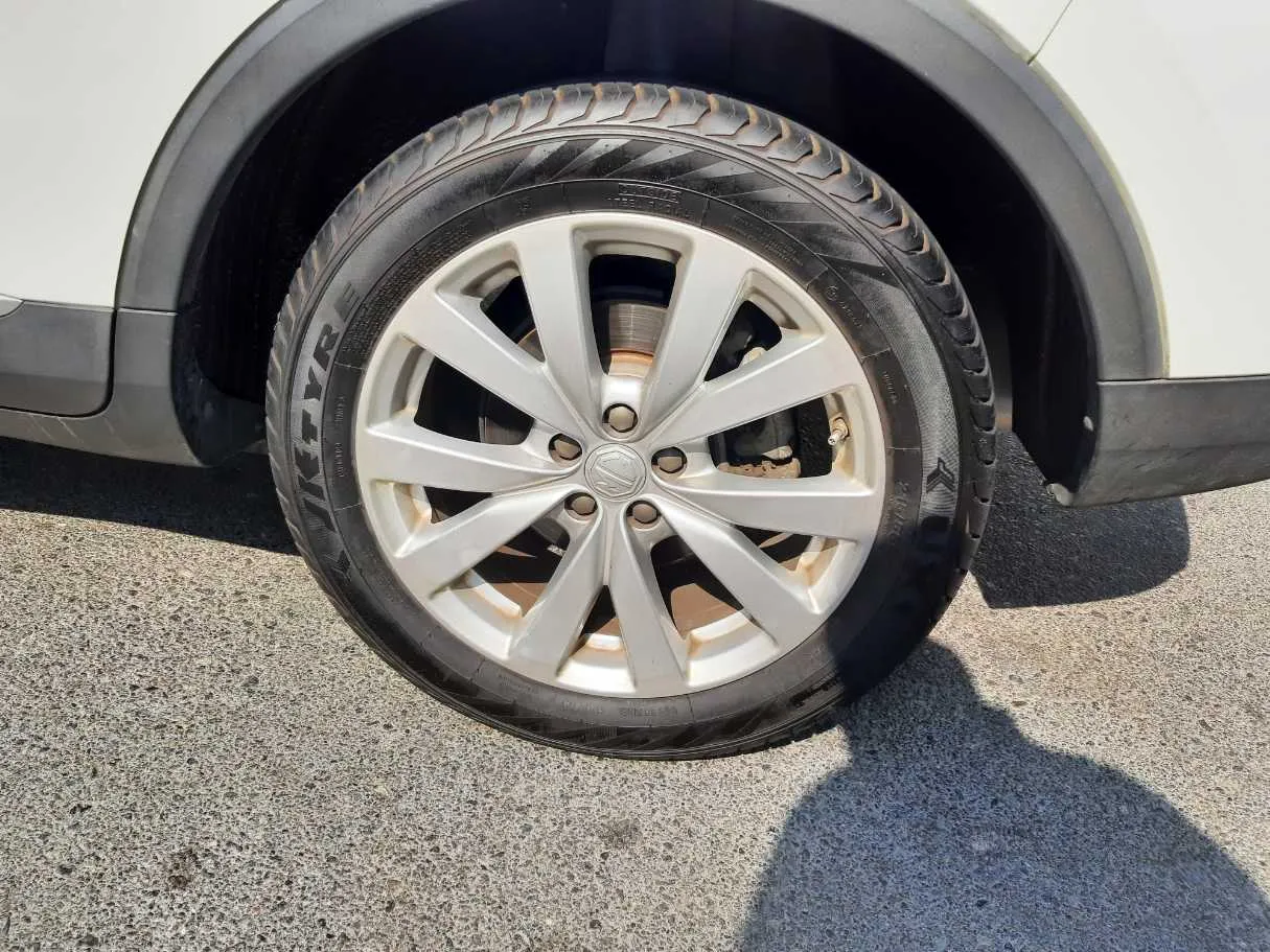 Car image 9