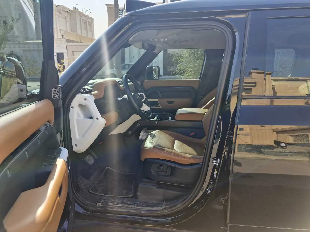Car image 12