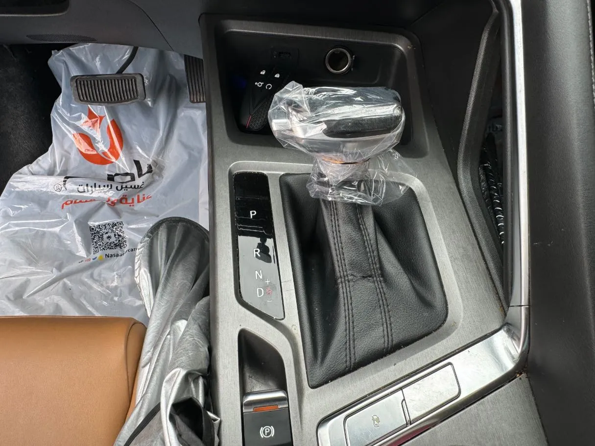 Car image 14