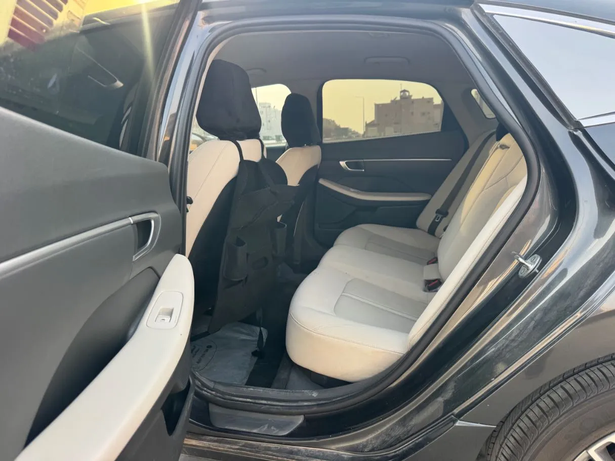 Car image 13