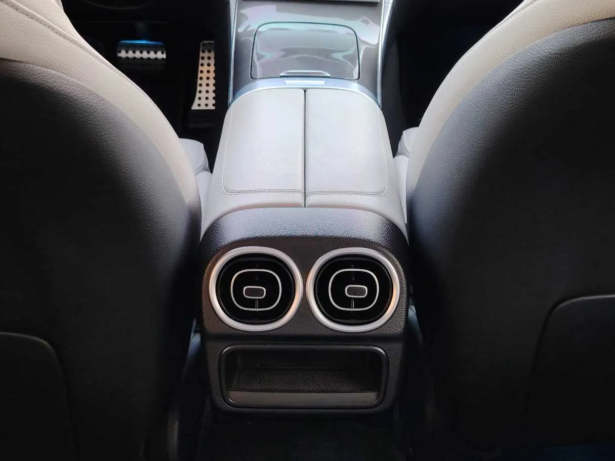 Car image 30