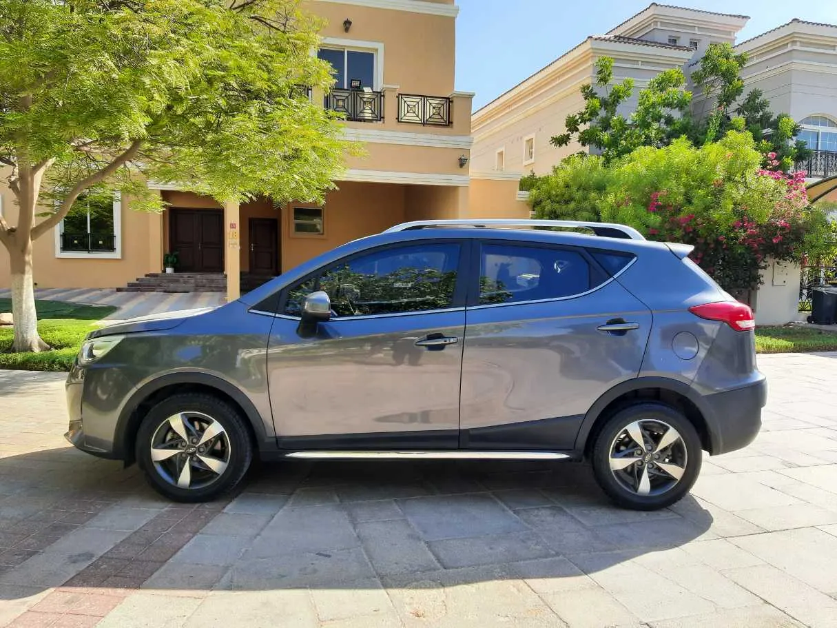 Car image 4