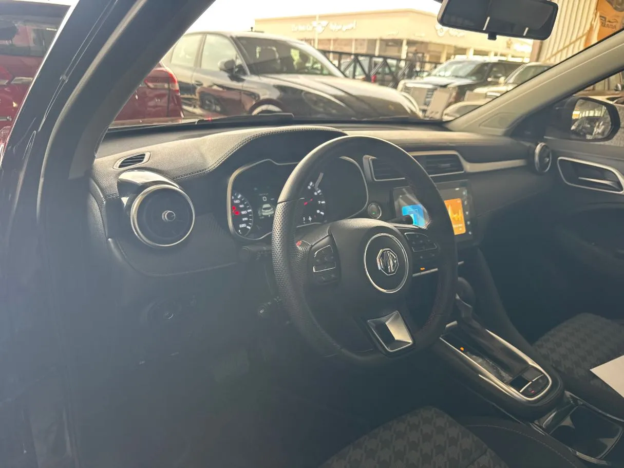 Car image 14