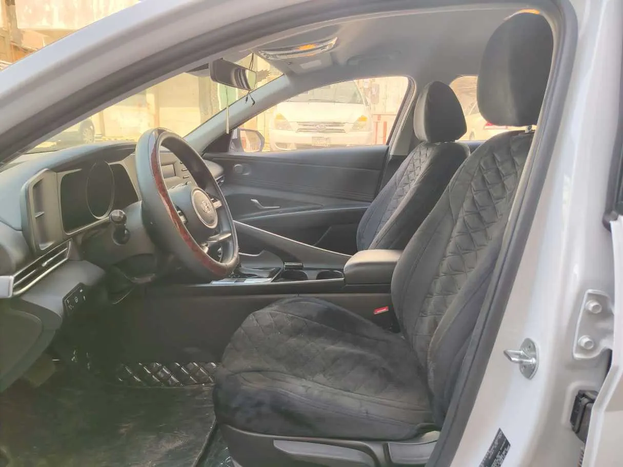 Car image 12
