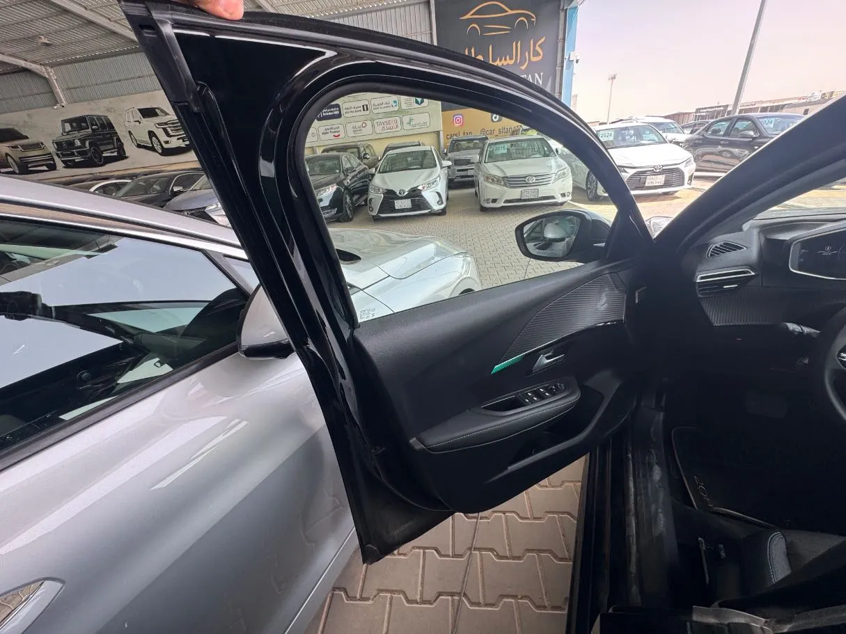 Car image 8
