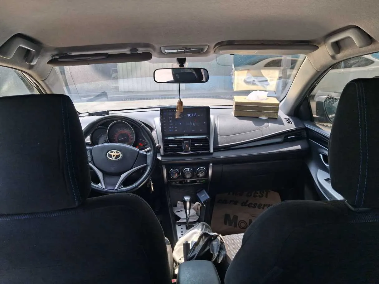 Car image 14