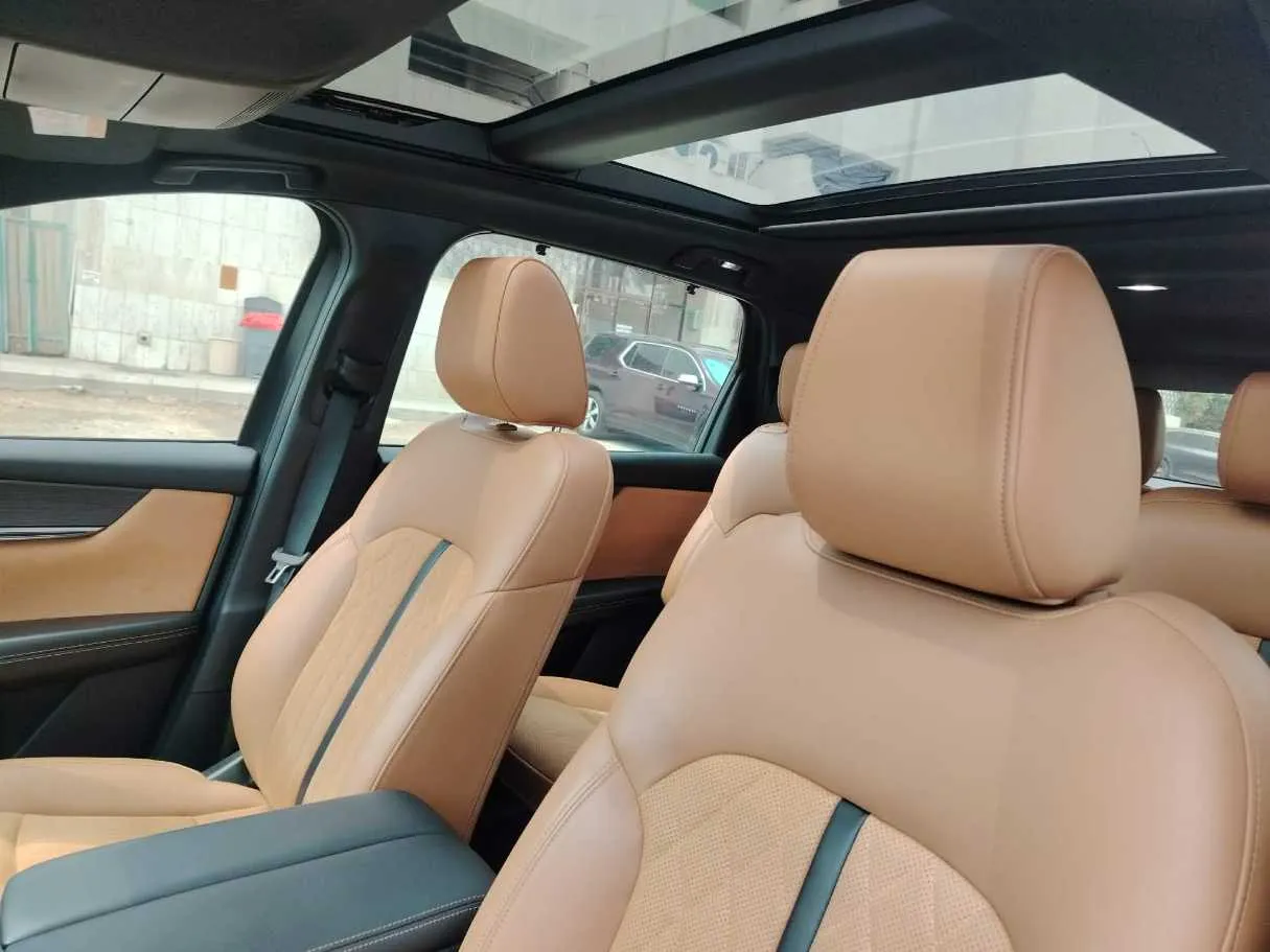 Car image 14