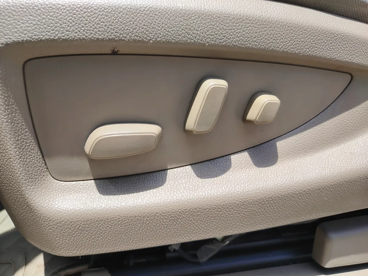 Car image 26