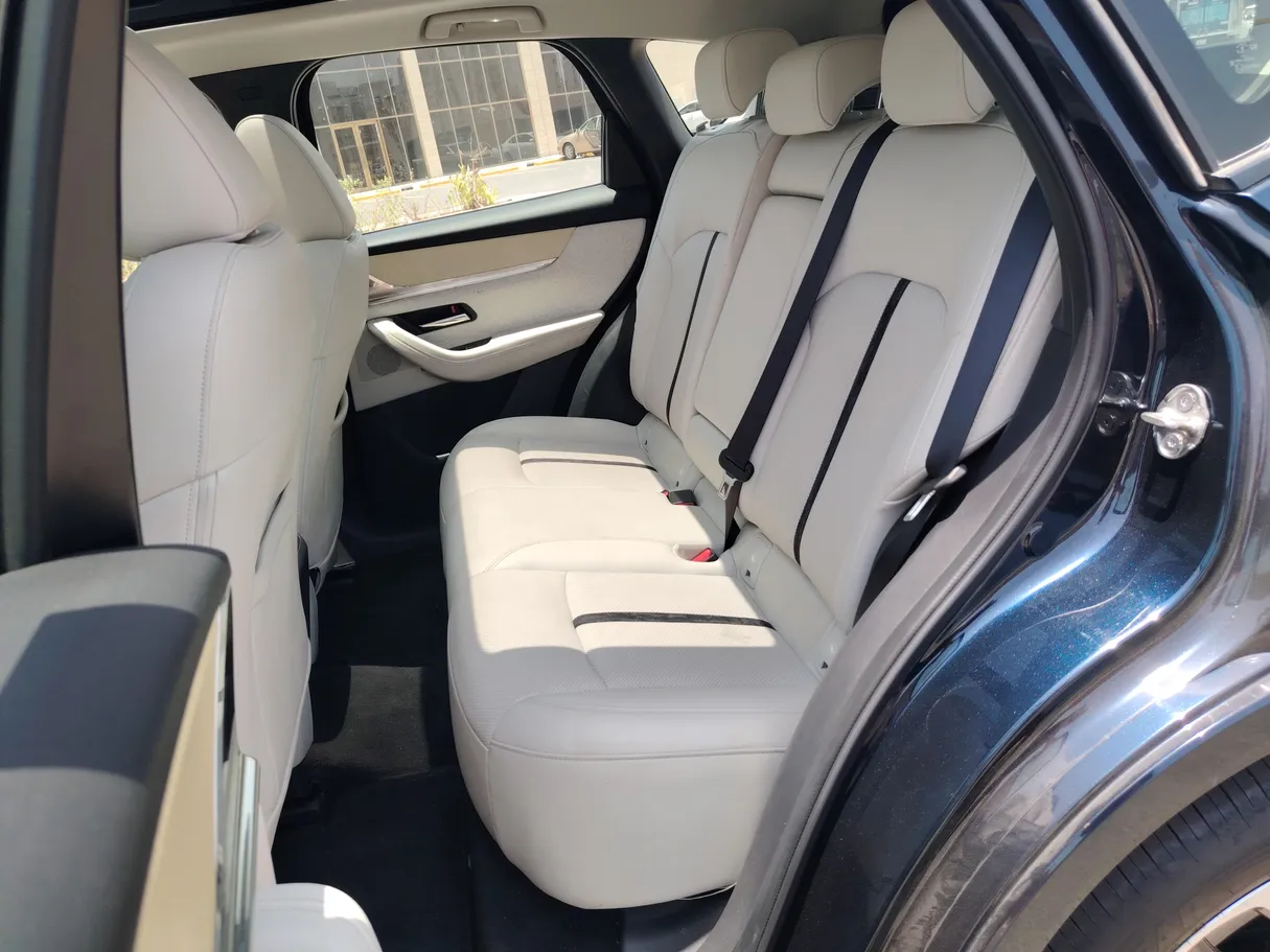 Car image 16