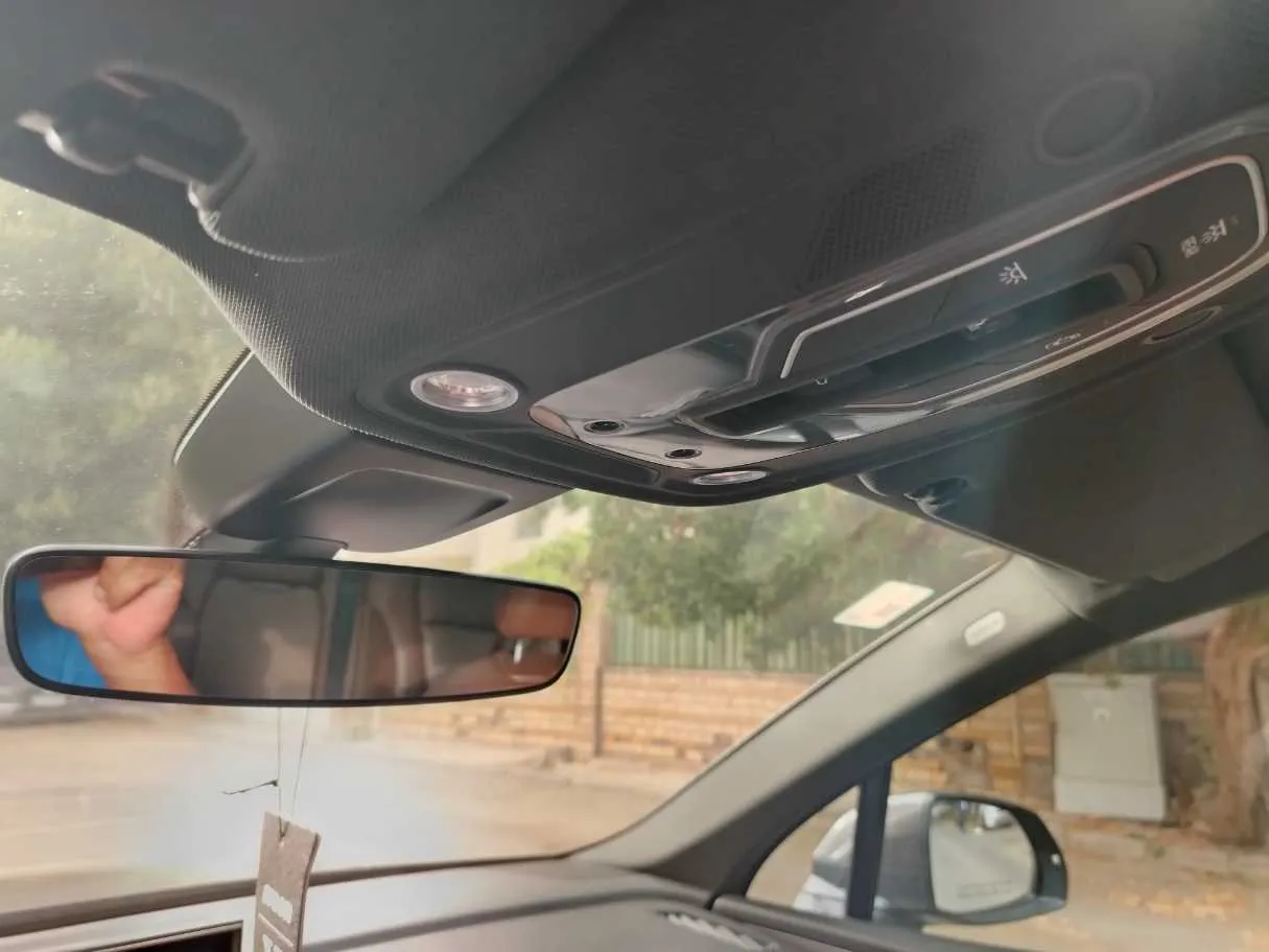 Car image 37