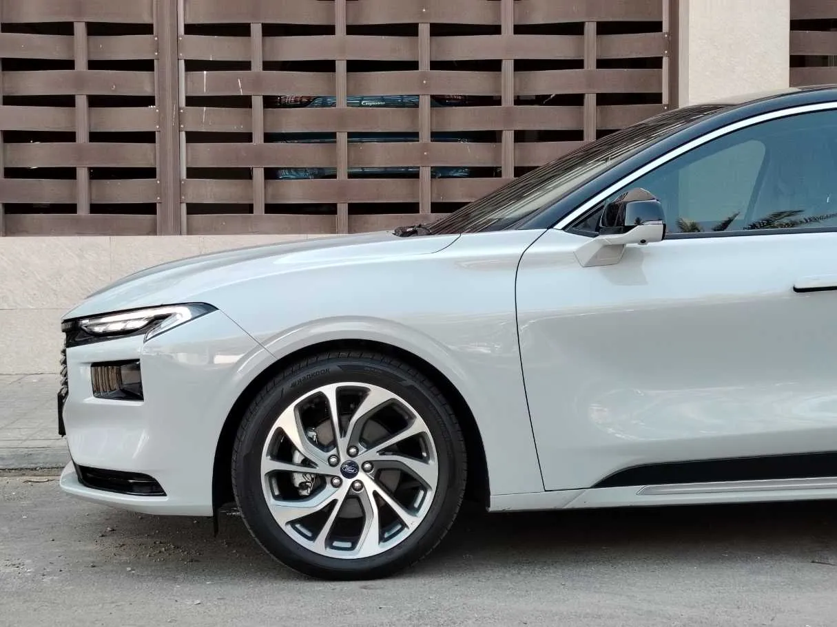Car image 9