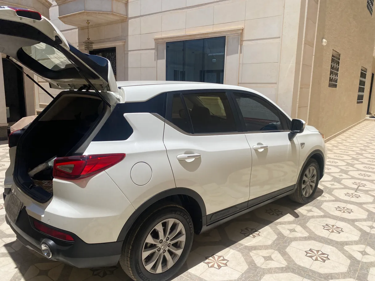 Car image 9