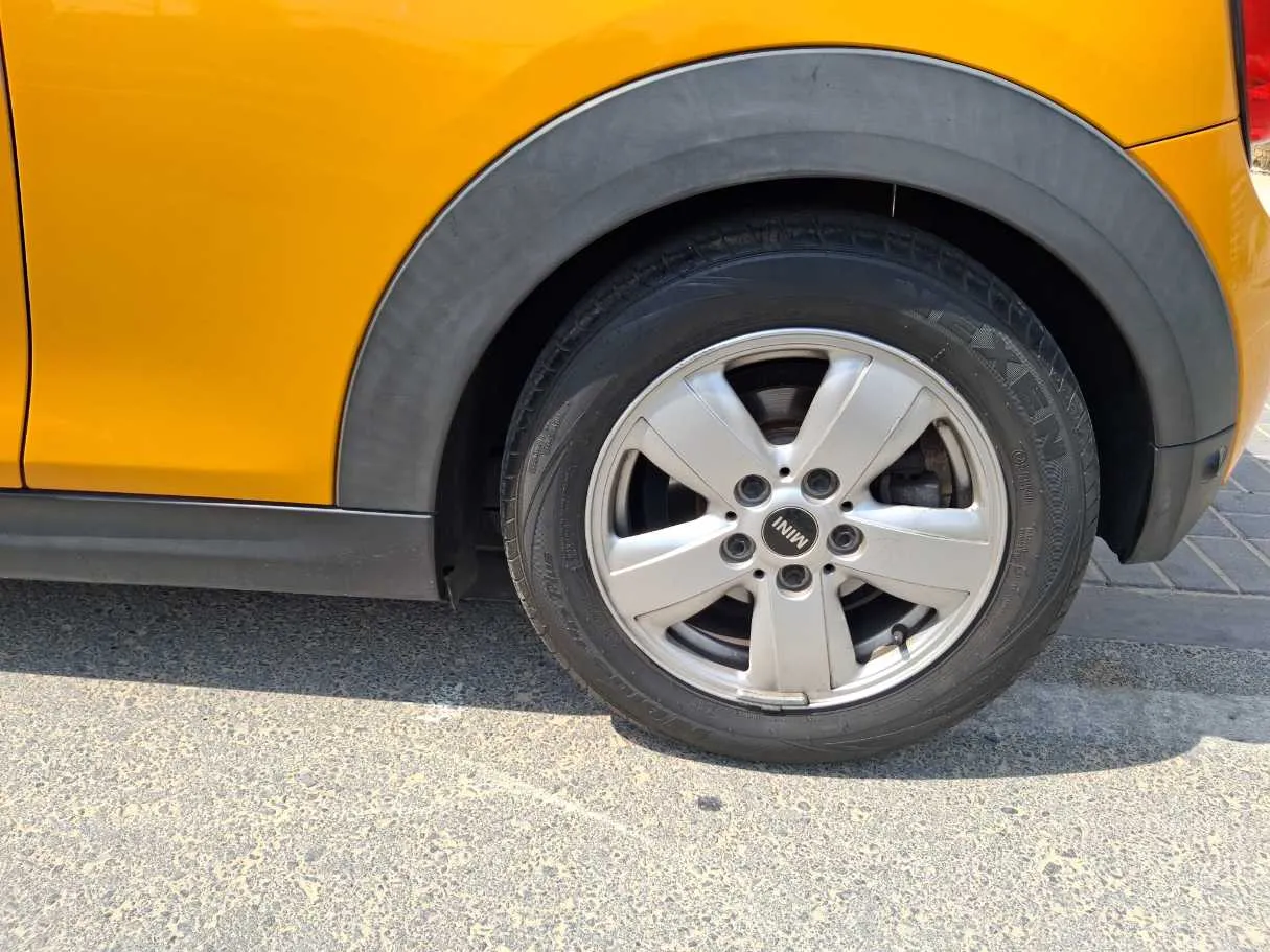 Car image 9