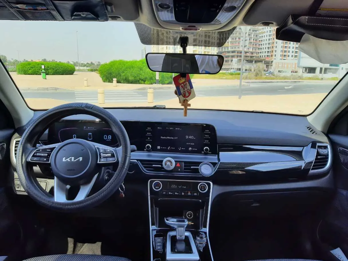 Car image 14