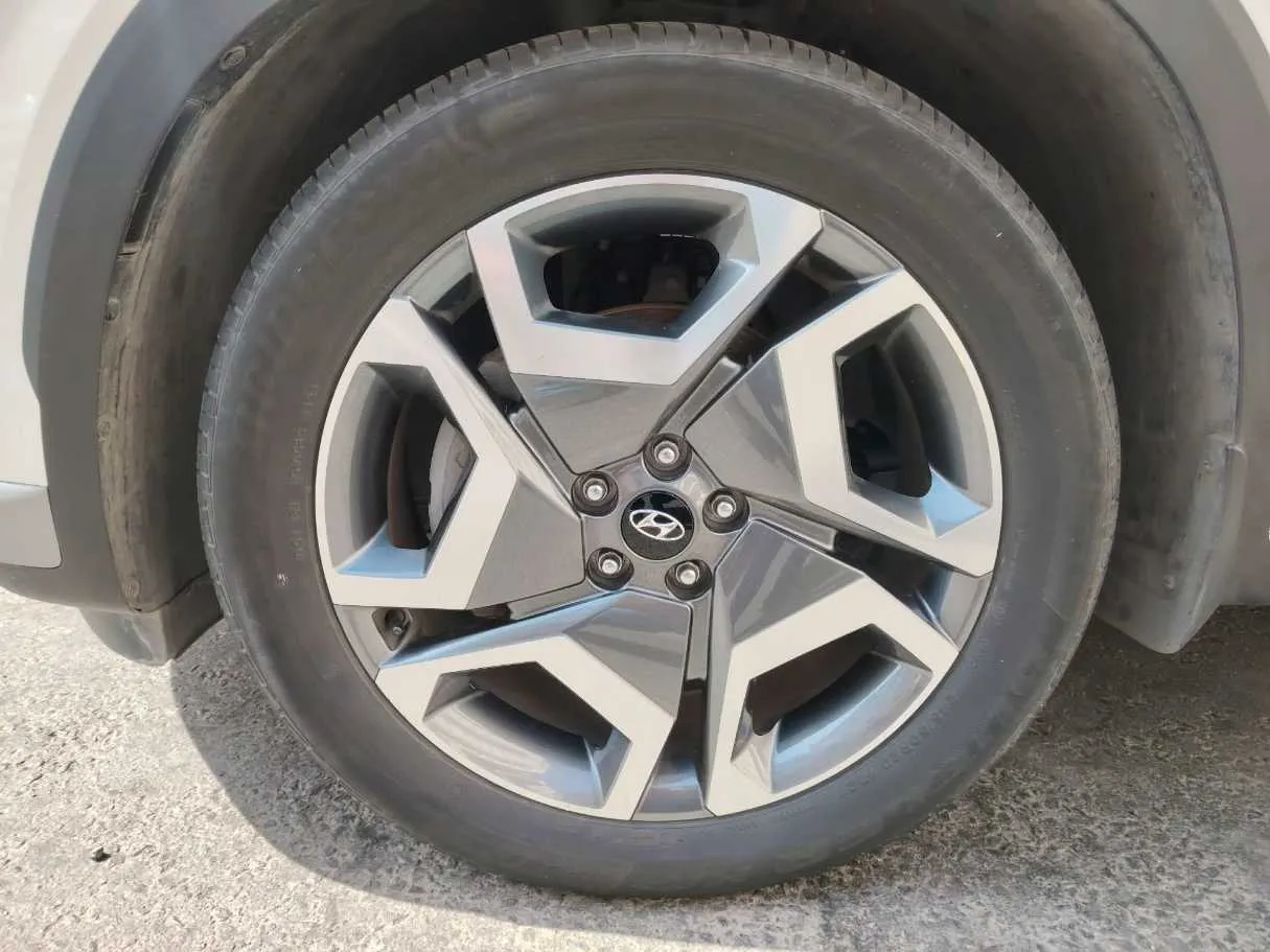 Car image 10