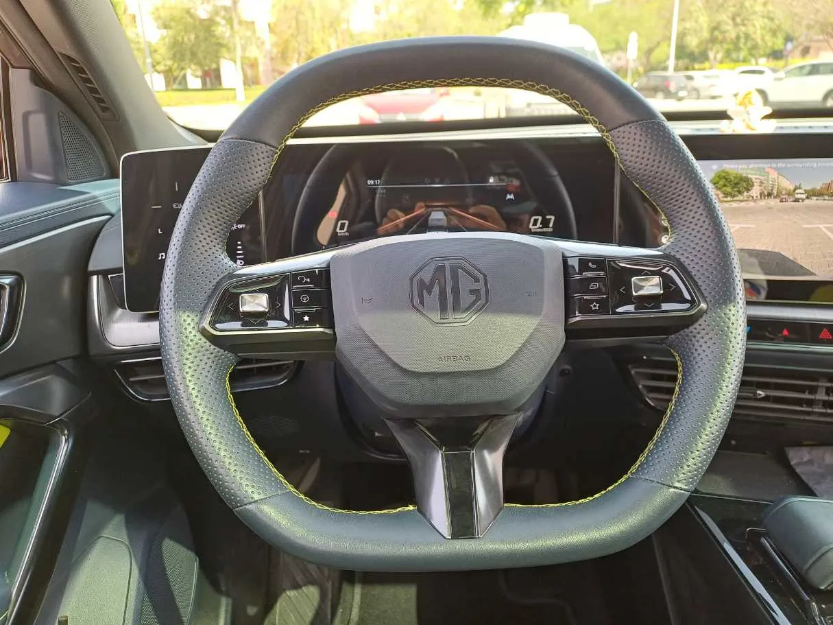Car image 14