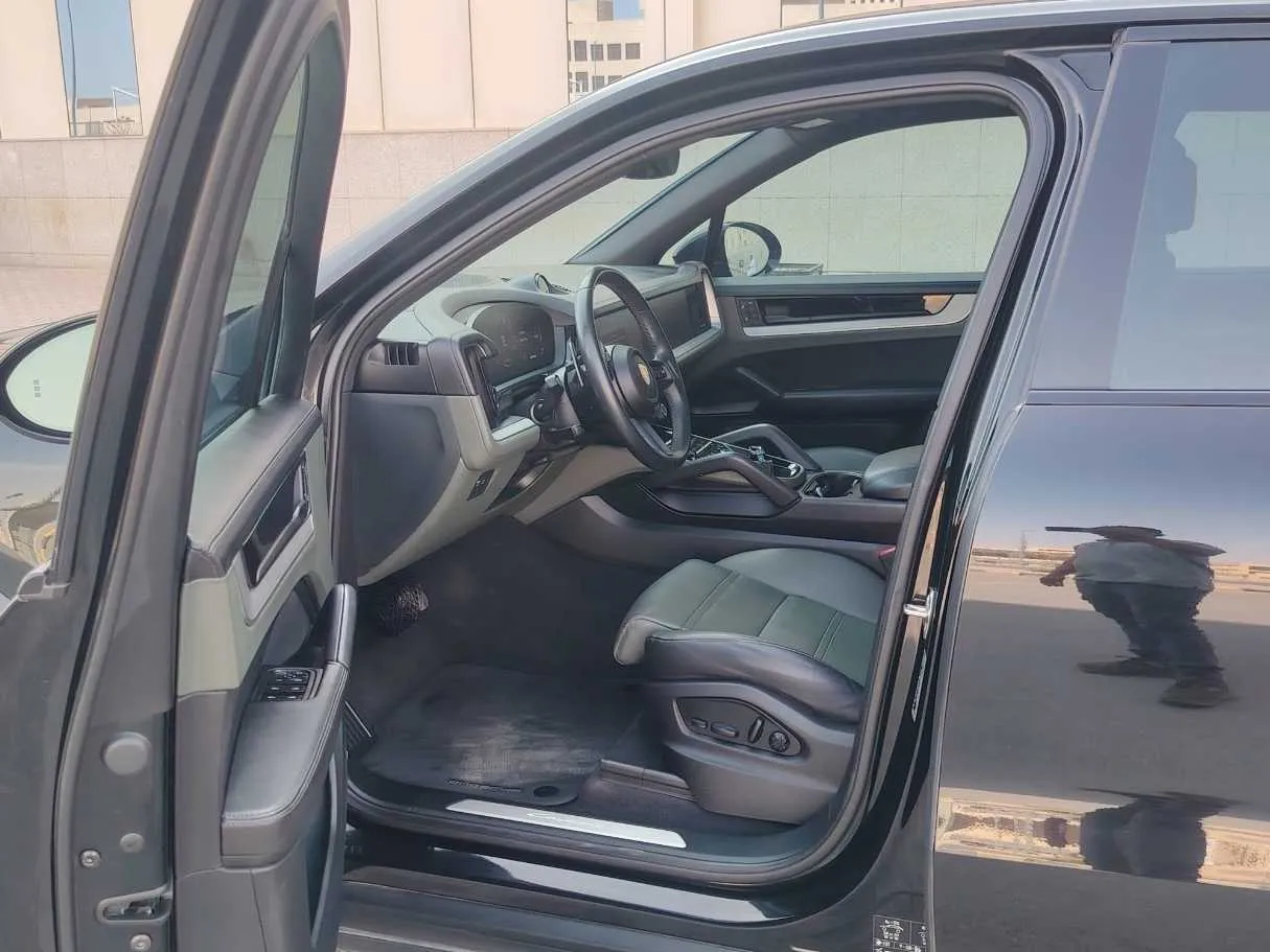 Car image 14