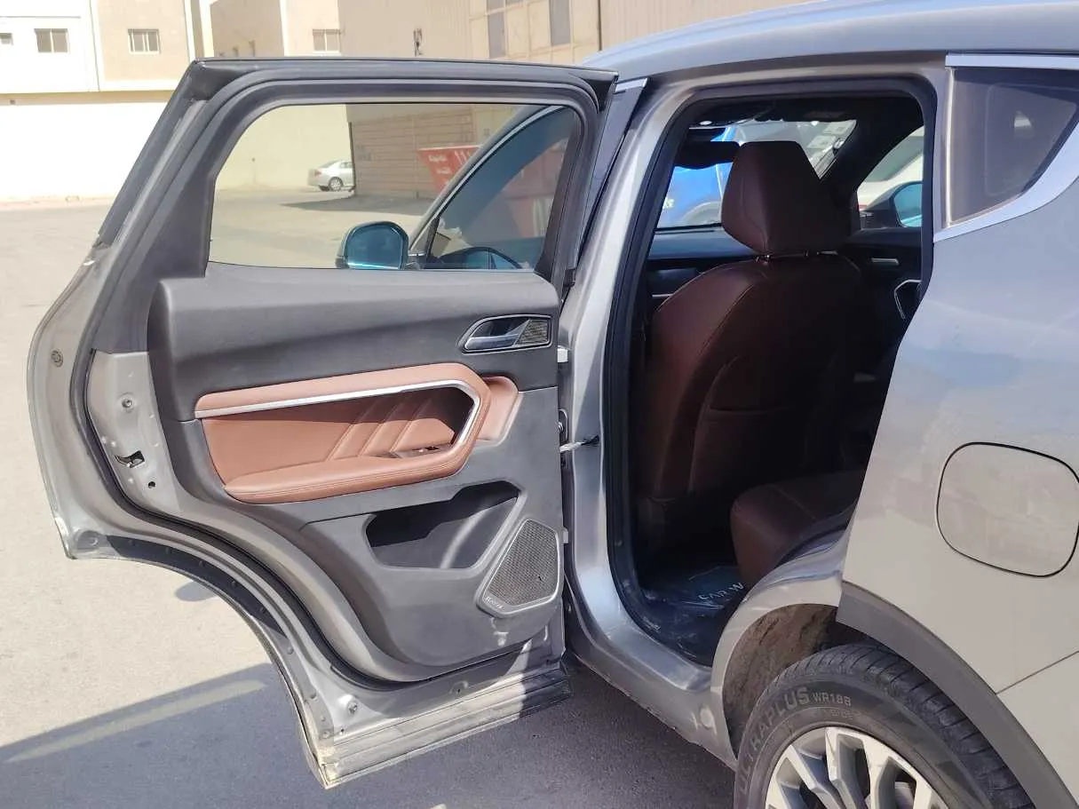 Car image 13