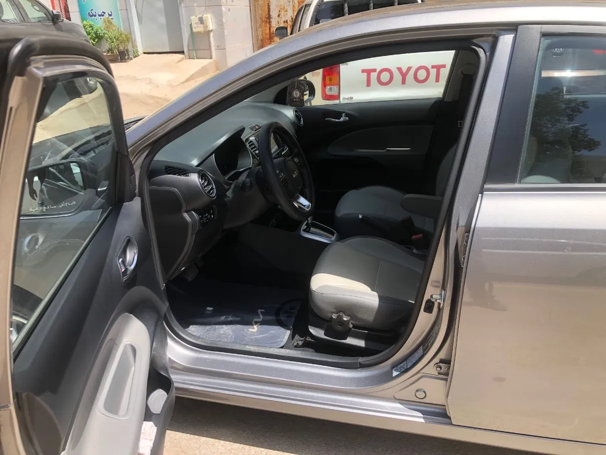 Car image 12