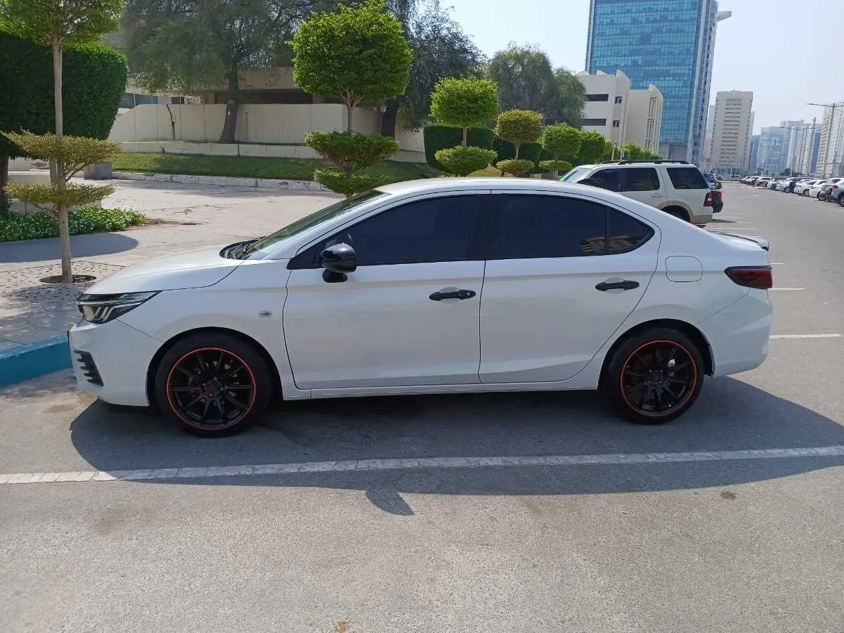 Car image 4